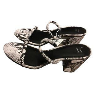 Tacones para dama con decoracion de piel de serpiente marca Cass Heels